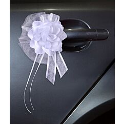 Valkoiset silkkiruusut, 4 kpl. Hääauton koristeluun.