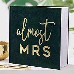 Tummanvihreä sammettinen polttari kirja, kultaisella tekstillä "almost MRS".