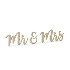 Valkoinen puinen kyltti "Mr & Mrs" kultaglitterillä.