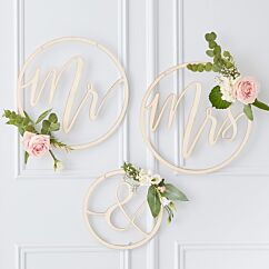 Hääkoristeet, puiset renkaat "Mr", "&" ja "Mrs".