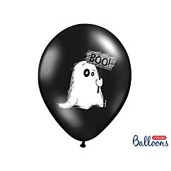 Mustat ilmapallot kummituksella ja toisella puolella kummitustalo, täydelliset halloween juhliin.