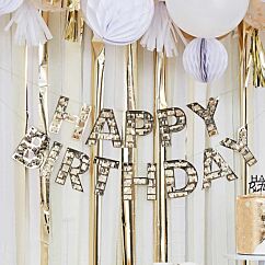 "Happy Birthday" -banneri kultaisilla hapsuilla.