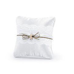 Valkoinen sormustyyny aprikoosinvärisillä ruusuilla.