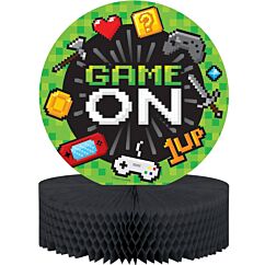 Peli-aiheinen musta-vihreä pötäkoriste hunajakenno-alustalla ja tekstillä "Game On".