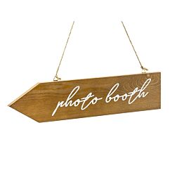 Puinen nuolikyltti "photo booth".