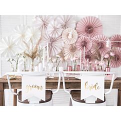 Valkoiset tuolikoristeet, "bride" ja "groom".