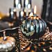 Iso musta halloween kurpitsa kynttilä kulta-glitterillä.
