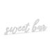 Valkoinen puinen kyltti "sweet bar".