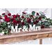 Valkoinen puinen kyltti, kirjaimet "Mr & Mrs".
