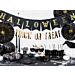 Mustat koristeviuhkat joilla on kullanväriset hämähäkinverkon kuviot, 2 kpl. Halloween.